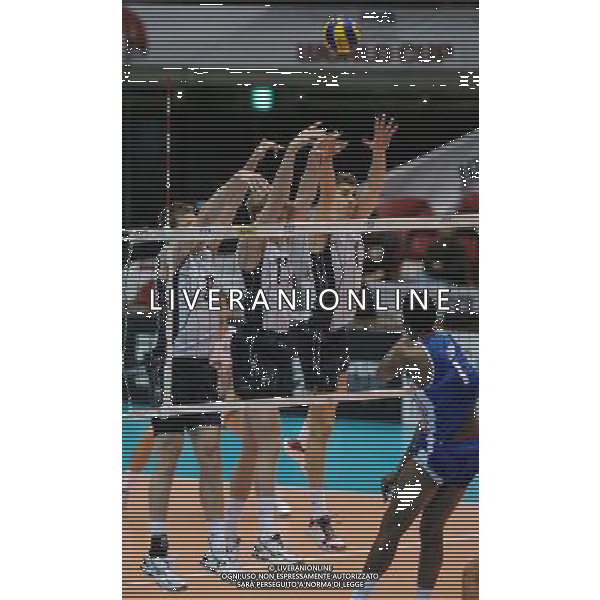 (111203) -- TOKYO , Dec. 3, 2011 () -- Ryan Millar (L), Maxwell Holt (2nd L) and Matthew Anderson (2nd R) of the United States defense during the match against Cuba at the FIVB Men\'s World Cup in Tokyo, Japan, Dec 3, 2011. United States won 3-2. (/Kenichiro Seki) (jyc) ©photoshot/Agenzia Aldo Liverani Sas - ITALY ONLY - Stati Uniti vs Cuba Pallavolo Coppa del Mondo maschile Volley FIVB di Tokyo, in Giappone, 3 dicembre 2011.