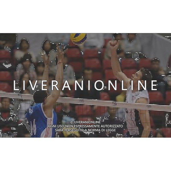 (111203) -- TOKYO , Dec. 3, 2011 () -- Russell Holmes (R) of the United States spikes the ball during the match against Cuba at the FIVB Men\'s World Cup in Tokyo, Japan, Dec 3, 2011. United States won 3-2. (/Kenichiro Seki) (jyc) ©photoshot/Agenzia Aldo Liverani Sas - ITALY ONLY - Stati Uniti vs Cuba Pallavolo Coppa del Mondo maschile Volley FIVB di Tokyo, in Giappone, 3 dicembre 2011.