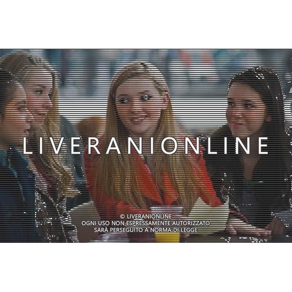ABIGAIL BRESLIN (center) as Hailey in New Line Cinema\'s romantic comedy NEW YEAR\'S EVE a Warner Bros. Pictures release. ©photoshot/Agenzia Aldo Liverani Sas - ITALY ONLY - Scene del Film Cinema commedia romantica \'VIGILIA DI CAPODANNO\' distribuito della Warner Bros.
