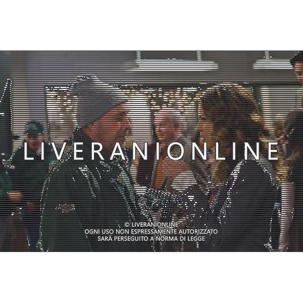 (L-r) HANK ELIZONDO as Kominsky and HILARY SWANK as Claire in New Line CinemaÕs romantic comedy ÒNEW YEARÕS EVE,Ó a Warner Bros. Pictures release. ©photoshot/Agenzia Aldo Liverani Sas - ITALY ONLY - Scene del Film Cinema commedia romantica \'VIGILIA DI CAPODANNO\' distribuito della Warner Bros.