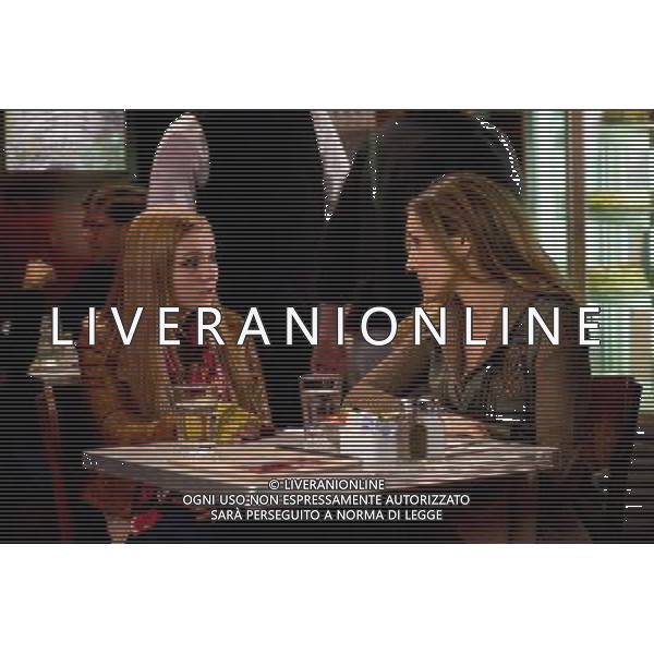 (L-r) ABIGAIL BRESLIN as Hailey and SARAH JESSICA PARKER as Kim in New Line Cinema\'s romantic comedy NEW YEAR\'S EVE a Warner Bros. Pictures release. ©photoshot/Agenzia Aldo Liverani Sas - ITALY ONLY - Scene del Film Cinema commedia romantica \'VIGILIA DI CAPODANNO\' distribuito della Warner Bros.