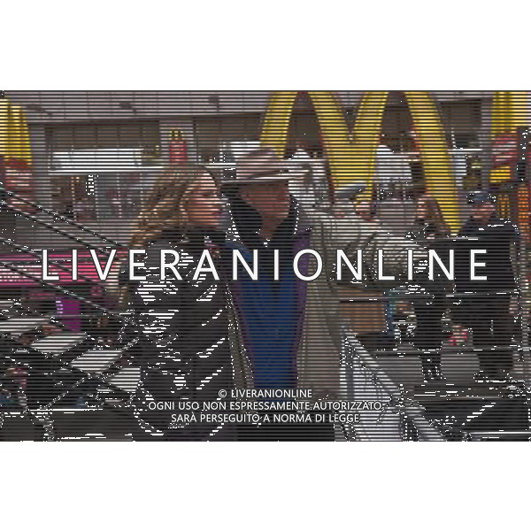 HILARY SWANK and director GARRY MARSHALL during the filming of New Line Cinema\'s romantic comedy NEW YEAR\'S EVE a Warner Bros. Pictures release. ©photoshot/Agenzia Aldo Liverani Sas - ITALY ONLY - Scene del Film Cinema commedia romantica \'VIGILIA DI CAPODANNO\' distribuito della Warner Bros.