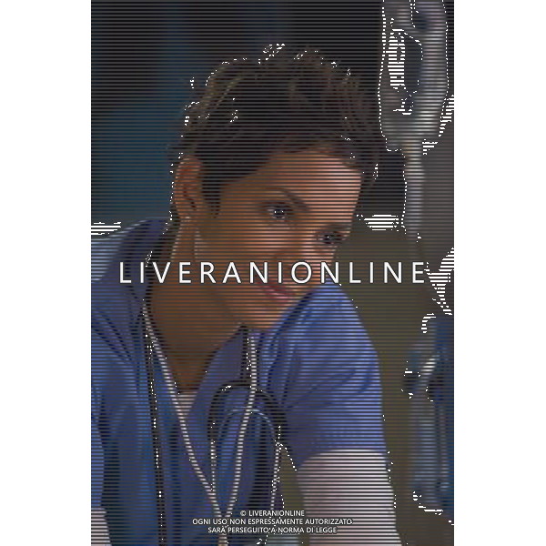 HALLE BERRY as Aimee in New Line Cinema\'s romantic comedy NEW YEAR\'S EVE a Warner Bros. Pictures release. ©photoshot/Agenzia Aldo Liverani Sas - ITALY ONLY - Scene del Film Cinema commedia romantica \'VIGILIA DI CAPODANNO\' distribuito della Warner Bros.