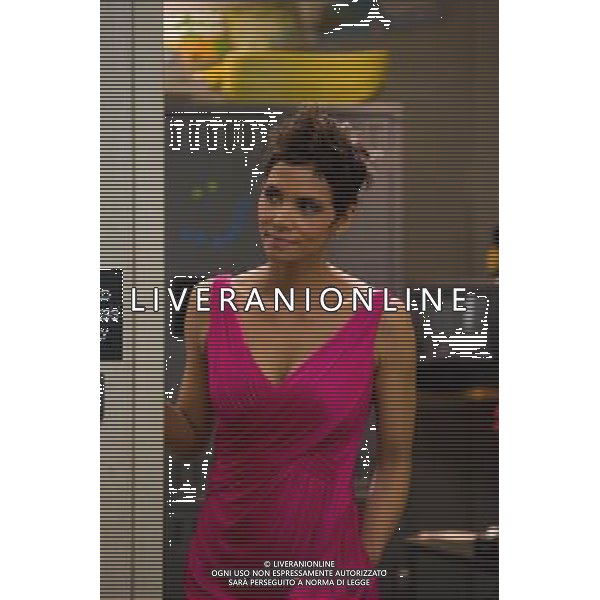 HALLE BERRY as Aimee in New Line Cinema\'s romantic comedy \'NEW YEAR\'S EVE,\' a Warner Bros. Pictures release. ©photoshot/Agenzia Aldo Liverani Sas - ITALY ONLY - Scene del Film Cinema commedia romantica \'VIGILIA DI CAPODANNO\' distribuito della Warner Bros.