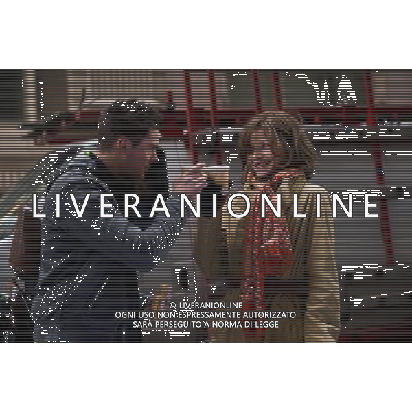 (L-r) ZAC EFRON as Paul and MICHELLE PFEIFFER as Ingrid in New Line Cinema\'s romantic comedy NEW YEAR\'S EVE a Warner Bros. Pictures release. ©photoshot/Agenzia Aldo Liverani Sas - ITALY ONLY - Scene del Film Cinema commedia romantica \'VIGILIA DI CAPODANNO\' distribuito della Warner Bros.