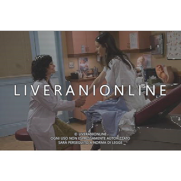 (L-r) CARLA GUGINO as Dr. Morriset and JESSICA BIEL as Tess in New Line Cinema\'s romantic comedy NEW YEAR\'S EVE a Warner Bros. Pictures release. ©photoshot/Agenzia Aldo Liverani Sas - ITALY ONLY - Scene del Film Cinema commedia romantica \'VIGILIA DI CAPODANNO\' distribuito della Warner Bros.