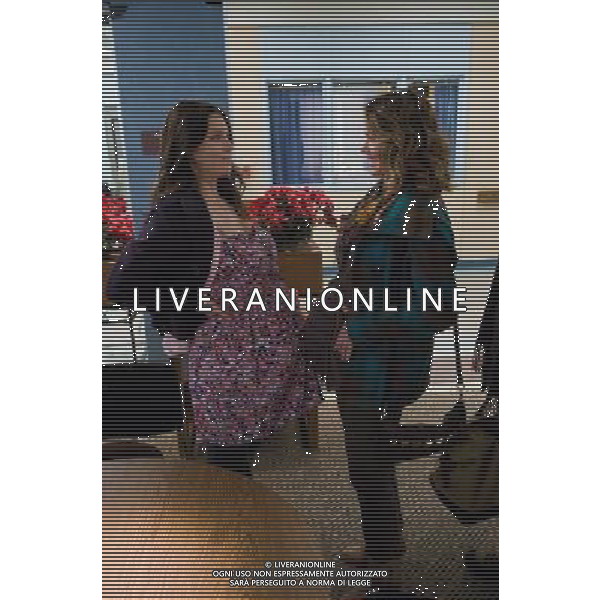 (L-r) JESSICA BIEL as Tess and SARAH PAULSON as Grace in New Line Cinema\'s romantic comedy NEW YEAR\'S EVE a Warner Bros. Pictures release. ©photoshot/Agenzia Aldo Liverani Sas - ITALY ONLY - Scene del Film Cinema commedia romantica \'VIGILIA DI CAPODANNO\' distribuito della Warner Bros.