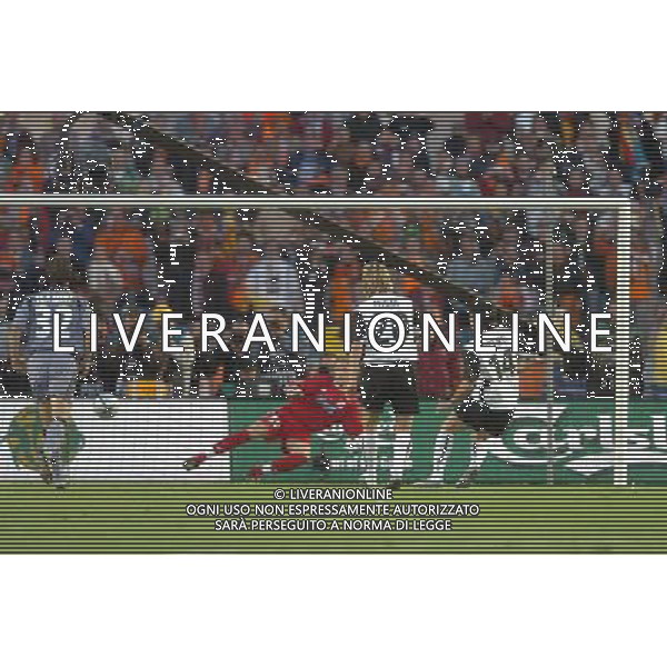 Goteborg 19/05/2004 Olympique Marsiglia-Valencia finale coppa uefa nella foto rigore di vicente foto marco luzzani/agenzia aldo liverani