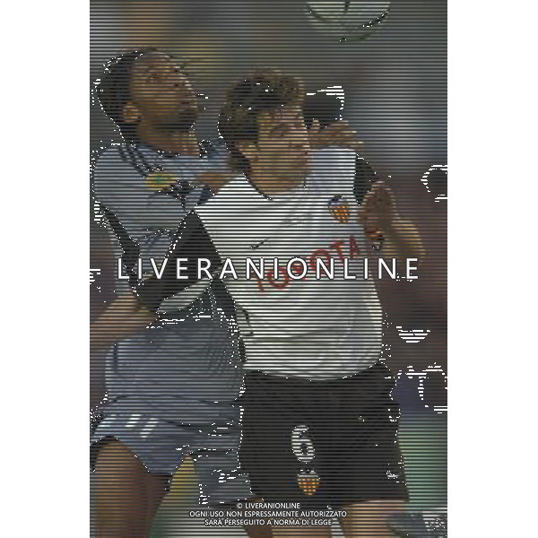 Goteborg 19/05/2004 Olympique Marsiglia-Valencia finale coppa uefa nella foto DROGBA E ALBELDA foto marco luzzani/agenzia aldo liverani