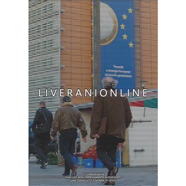 (111206) -- BRUSSELS, Dec. 6, 2011 () -- Pedestrians pass a giant euro banner outside the European Commission headquarter building in Brussels, capital of Belgium, Dec. 6, 2011. EU leaders will gather during this week\'s summit in Brussels, struggle to forge an accord on ways to tackle the region\'s debt crisis. (/Zhou Lei)(zl) ©photoshot/Agenzia Aldo Liverani Sas - ITALY ONLY - Il simbolo raffigurante la moneta dell\'euro all\'esterno dell\'edificio della sede della Commissione Europea a Bruxelles, capitale del Belgio, 6 dic 2011.