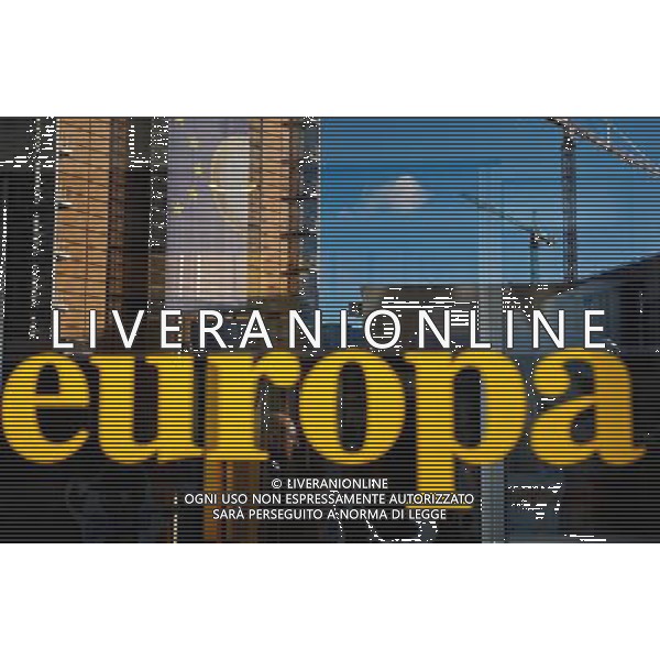 (111206) -- BRUSSELS, Dec. 6, 2011 () -- A man walks past a giant euro banner reflected in the window outside the European Commission headquarter building in Brussels, capital of Belgium, Dec. 6, 2011. EU leaders will gather during this week\'s summit in Brussels, struggle to forge an accord on ways to tackle the region\'s debt crisis. (/Zhou Lei)(zl) ©photoshot/Agenzia Aldo Liverani Sas - ITALY ONLY - Il simbolo raffigurante la moneta dell\'euro all\'esterno dell\'edificio della sede della Commissione Europea a Bruxelles, capitale del Belgio, 6 dic 2011.
