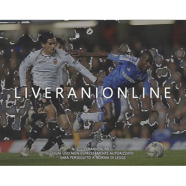 (101207) -- LONDON, Dec. 7, 2011 () -- Ramires (R) of Chelsea vies with Tino Costa of Valencia during the match in 2011/12 UEFA Champions League, in London, Britain, Dec. 6, 2011. Chelsea won 3-0 to ensure its place in the last 16 for the ninth successive year. (/Zeng Yi) AG ALDO LIVERANI S A S ONLY ITALY