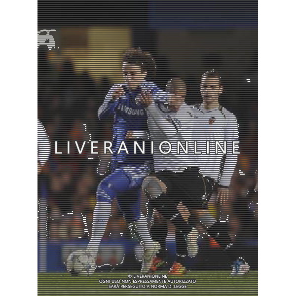 (101207) -- LONDON, Dec. 7, 2011 () -- David Luiz (L) of Chelsea vies with Sofiane Feghouli of Valencia during the match in 2011/12 UEFA Champions League, in London, Britain, Dec. 6, 2011. Chelsea won 3-0 to ensure its place in the last 16 for the ninth successive year. (/Zeng Yi) AG ALDO LIVERANI S A S ONLY ITALY