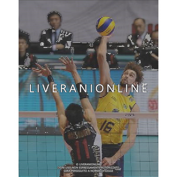 (111204) -- TOKYO, Dec. 4, 2011 () -- Lucas Saatkamp (R) of Brazil spikes the ball during the match against Japan at the FIVB Men\'s World Cup in Tokyo, Japan, Dec 4, 2011. Brazil won 3-0. (/Kenichiro Seki) (jyc) ©photoshot/Agenzia Aldo Liverani Sas - ITALY ONLY - Cerimonia di premiazione Pallavolo Coppa del Mondo maschile Volley FIVB di Tokyo, in Giappone , 4 Dicembre 2011.