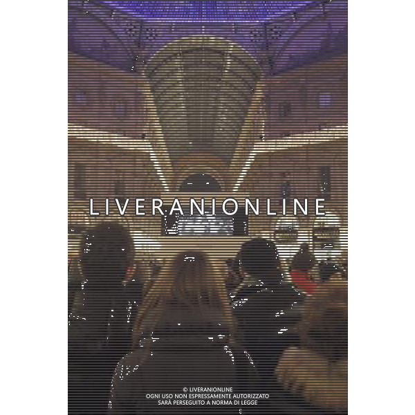 MILANO 7/12/2011 PRIMA DELLA SCALA NELLA FOTO IL MAXISCHERMO IN GALLERIA FOTO ROMANO/AG ALDO LIVERANI