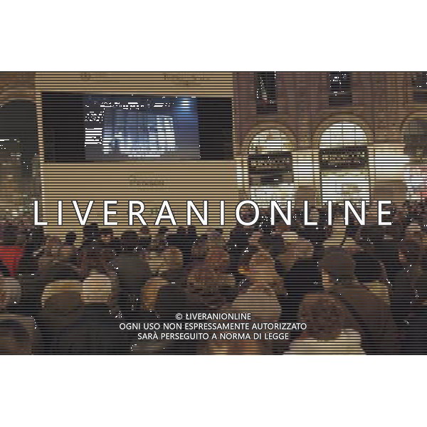 MILANO 7/12/2011 PRIMA DELLA SCALA NELLA FOTO IL MAXISCHERMO IN GALLERIA FOTO ROMANO/AG ALDO LIVERANI