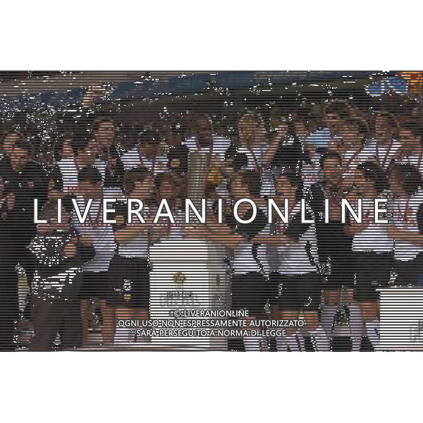 Goteborg (sve)19-05-2004 finale coppa UEFA 2003/04 valencia-marsiglia 2:0 nella foto LA PREMIAZIONE ph marco luzzani/ag aldo liverani s.a.s. 