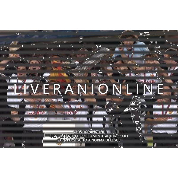 Goteborg (sve)19-05-2004 finale coppa UEFA 2003/04 valencia-marsiglia 2:0 nella foto LA PREMIAZIONE ph marco luzzani/ag aldo liverani s.a.s. 