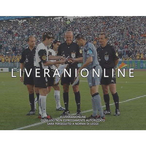 Goteborg (sve) 19-05-04 FINALE COPPA UEFA 2003/04 nella foto collina con i due capitani ph marco luzzani/ag aldo liverani s.a.s.
