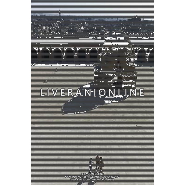 (111211) -- CAIRO, Dec. 11, 2011 () -- Two foreign tourists listen to their tour guide at Ahmed Ibn Tulun Mosque in Cairo, Egypt, Dec. 10, 2011. (/Li Muzi) (wn) ©photoshot/Agenzia Aldo Liverani Sas - ITALY ONLY - La moschea di Ahmed Ibn Tulun al Cairo, in Egitto, 10 dicembre 2011.