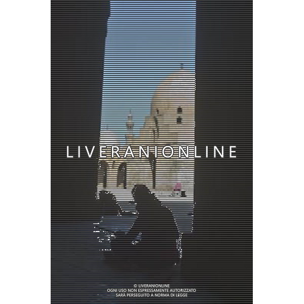 (111211) -- CAIRO, Dec. 11, 2011 () -- A girl sketches at Ahmed Ibn Tulun Mosque in Cairo, Egypt, Dec. 10, 2011. (/Li Muzi) (wn) ©photoshot/Agenzia Aldo Liverani Sas - ITALY ONLY - La moschea di Ahmed Ibn Tulun al Cairo, in Egitto, 10 dicembre 2011.