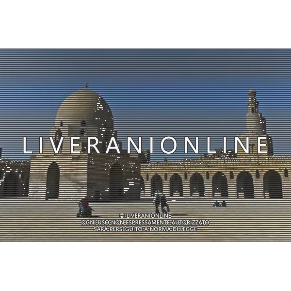 (111211) -- CAIRO, Dec. 11, 2011 () -- Girls sketch at Ahmed Ibn Tulun Mosque in Cairo, Egypt, Dec. 10, 2011. (/Li Muzi) (wn) ©photoshot/Agenzia Aldo Liverani Sas - ITALY ONLY - La moschea di Ahmed Ibn Tulun al Cairo, in Egitto, 10 dicembre 2011.