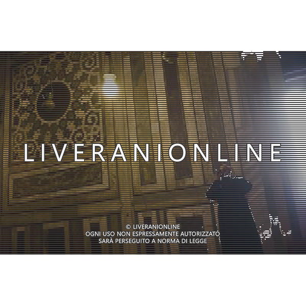 (111211) -- CAIRO, Dec. 11, 2011 () -- A sheikh is seen in the minaret at Sultan Hassan Mosque in Cairo, Egypt, Dec. 10, 2011. (/Li Muzi) (wn) ©photoshot/Agenzia Aldo Liverani Sas - ITALY ONLY - Il minareto nella Moschea del Sultano Hassan al Cairo, in Egitto, 10 dicembre 2011.