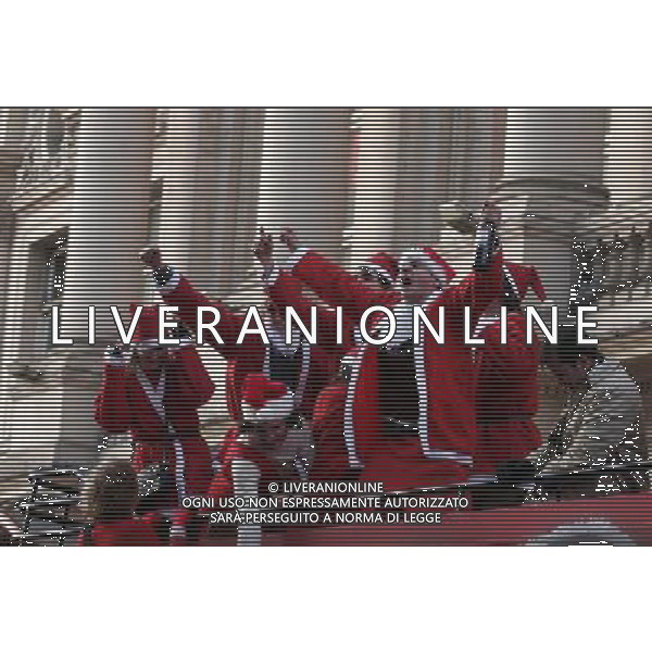 (111210) -- LONDON, Dec. 10, 2011 () -- Merrymakers in Santa costumes gather at the Trafalgar Square in London, Britain, Dec. 10, 2011. London\'s annual Santacon here on Saturday attracted thousands of people in Santa Claus costumes to celebrate the cheer, goodwill, and fun of the upcoming Christmas. (/Bimal Gautam) ©photoshot/Agenzia Aldo Liverani Sas - ITALY ONLY - Migliaia di persone con il costume di Babbo Natale riuniti a Trafalgar Square a Londra per celebrare le prossime feste natalizie, Gran Bretagna, 10 dicembre, 2011.