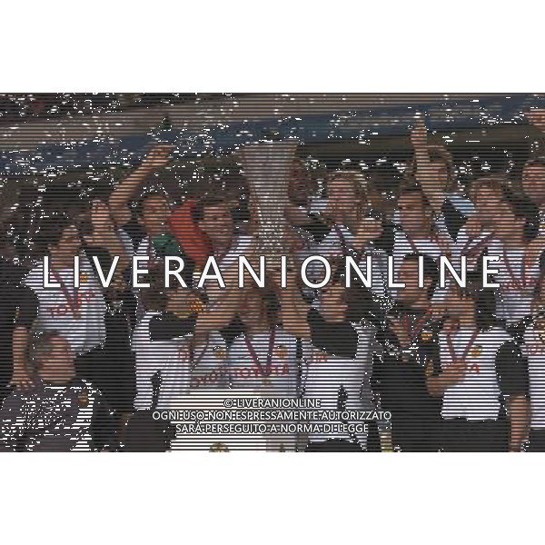Goteborg (sve) 19-05-04 FINALE COPPA UEFA 2003/04 nella foto premiazione ph marco luzzani/ag aldo liverani s.a.s.