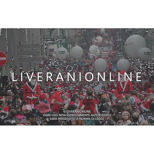 (111212) -- PORTO, Dec. 12, 2011 -- People dressed as Santa Claus attend a parade in Porto, Portugal, Dec. 11, 2011. Thousands of citizens participated in the annual march which began in 2007.Tong Bingqiang) (ybg) ©photoshot/Agenzia Aldo Liverani Sas - ITALY ONLY - Migliaia di cittadini in costume da Babbo Natale durante la sfilata della marcia annuale a Porto, Portogallo, 11 DICEMBRE 2011.