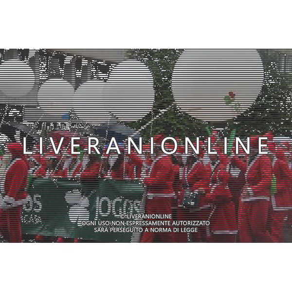 (111212) -- PORTO, Dec. 12, 2011 -- People dressed as Santa Claus attend a parade in Porto, Portugal, Dec. 11, 2011. Thousands of citizens participated in the annual march which began in 2007. Tong Bingqiang) (ybg) ©photoshot/Agenzia Aldo Liverani Sas - ITALY ONLY - Migliaia di cittadini in costume da Babbo Natale durante la sfilata della marcia annuale a Porto, Portogallo, 11 DICEMBRE 2011.