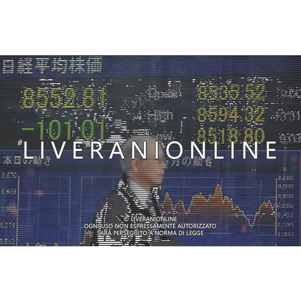 (111213) TOKYO, Dec. 13, 2011 () Pedestrians walk past an electronic board showing stock prices in Tokyo, Japan, on Dec. 13, 2011. Tokyo stocks closed sharply lower Tuesday on discouraging assessments by U.S. rating agencies over the EU summit last week, with the key Nikkei index plunging 1.17 percent to 8552.81. (/Kenichiro Seki) (ybg) - Xinhua/Photoshot - Ag. Aldo Liverani sas ITALY ONLY BORSA DI TOKYO