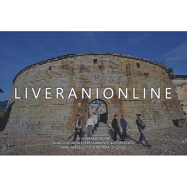 (111213) FUZHOU, Dec. 13, 2011 () Visitors walk out of the Colosseum like fort \'Shengpinglou\' in Baoshan Village of Shajian Town, Huaan County, southeast China\'s Fujian Province, Dec. 12, 2011. The 2,000 square meter Shengpinglou is a defensive fort built in 1601, with a height of 10.5 meters and a diameter of 44.5 meters. It is the only adobe fort whose outer wall was made up by granite in Fujian Province. (/Peng Zhangqing) (mp) - Xinhua/Photoshot - Ag. Aldo Liverani sas ITALY ONLY FUZHOU ( CINA) - IL FORTE \' SHENGPINGLOU\' E\' LARGO 2.000 METRI QUADRI ED E\' STATO COSTRUITO NEL 1601 PER LA DIFESA. E\' L\'UNICO FORTE CON I MURI ESTERNI FATTI DI GRANITO