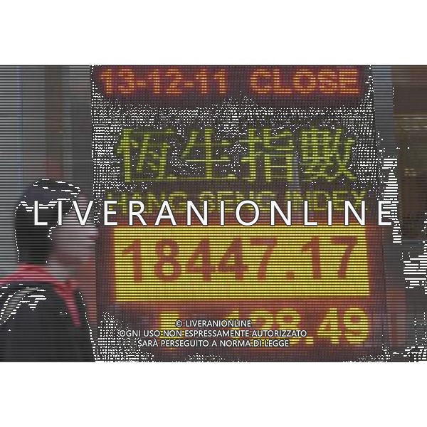 (111213) -- HONG KONG, Dec. 13 () -- A pedestrian walks past an electrical board showing the Hang Seng Index in Hong Kong, south China, Dec. 13, 2011. Hong Kong stocks closed down 128. 49 points, or 0.69 percent, to end at 18,447.17 on Tuesday. (/Wong Pun Keung) (ljh) - Xinhua/Photoshot - Ag. Aldo Liverani sas ITALY ONLY CINA - CINA - La Borsa di Hong Kong chiude con l\'indice Hang Seng in ribasso dello 0,5% a 18.354,43 punti.