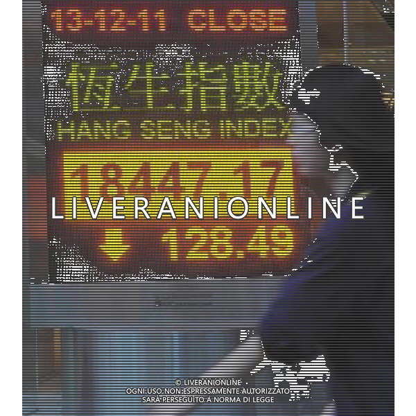 (111213) -- HONG KONG, Dec. 13 () -- A pedestrian walks past an electrical board showing the Hang Seng Index in Hong Kong, south China, Dec. 13, 2011. Hong Kong stocks closed down 128. 49 points, or 0.69 percent, to end at 18,447.17 on Tuesday. (/Wong Pun Keung) (ljh) - Xinhua/Photoshot - Ag. Aldo Liverani sas ITALY ONLY CINA - CINA - La Borsa di Hong Kong chiude con l\'indice Hang Seng in ribasso dello 0,5% a 18.354,43 punti.