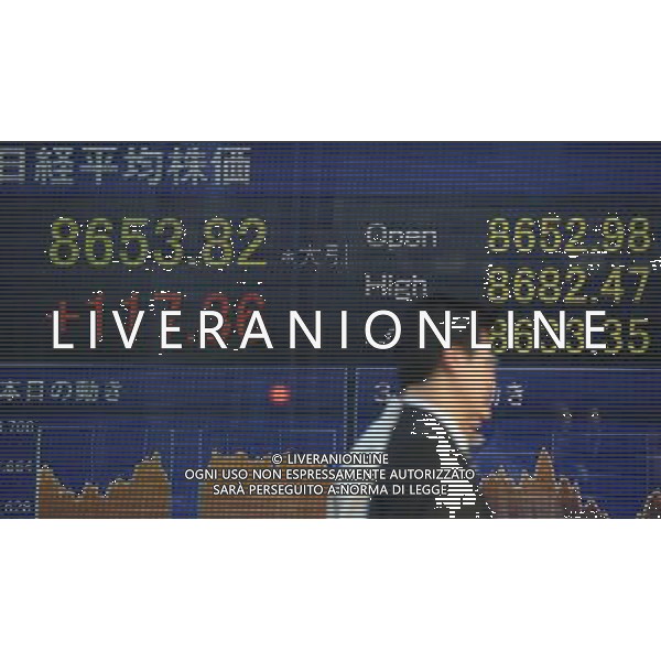 (111212) TOKYO, Dec. 12, 2011 () Pedestrians walk past an electronic board showing stock prices in Tokyo, Japan, on Dec. 12, 2011. Nikkei rebounded Monday as European leaders agreed last week on new measures dealing the region\'s debt crisis. The 225 issue Nikkei Stock Average gained 117.36 points, or 1. 37 percent, to 8,653.82. The broader Topix index of all First Section issues on the Tokyo Stock Exchange was up 8.57 points, or 1.16 percent, to 746.69. (/Kenichiro Seki) (lyx) - Xinhua/Photoshot - ag. aldo liverani sas italy only Borsa Tokyo: Nikkei chiude in calo dello 0,4%