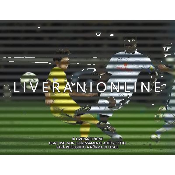 (111218) -- YOKOHAMA, Dec. 18, 2011 -- Abdulla Koni (R) of Qatar\'s Al sadd vies the ball during the third place play-off match against Japan\'s Kashiwa Reysol at the Club World Cup in Yokohama, Japan, Dec. 18, 2011. Al Sadd won 5-3 in the penalty shootout. Ji Chunpeng) (jyc) ©photoshot/Agenzia Aldo Liverani Sas - ITALY ONLY - Al Sadd - Kashiwa Reysol durante il terzo posto al Mondiale per Club a Yokohama, in Giappone, Dec. 18, 2011. Al Sadd ha vinto 5-3 ai calci di rigore.