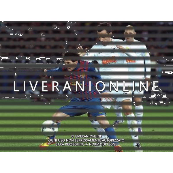 (111218) -- YOKOHAMA, Dec. 18, 2011 -- Lionel Messi (Front) of Spain\'s Barcelona vies the ball during the final match against Brazil\'s Santos at the Club World Cup in Yokohama, Japan, Dec. 18, 2011. Barcelona won 4-0 and claimed the title. Kenichiro Seki) (jyc) ©photoshot/Agenzia Aldo Liverani Sas - ITALY ONLY - Barcellona - Santos partita finale del Mondiale per Club a Yokohama, in Giappone, 18 dicembre 2011. Il Barcellona ha vinto 4-0 e ha ottenuto il titolo.