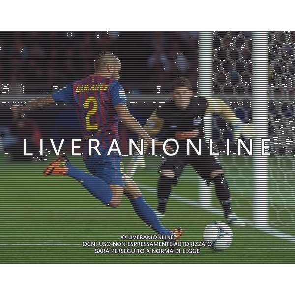 (111218) -- YOKOHAMA, Dec. 18, 2011 -- Dani Alves (L) of Spain\'s Barcelona shoots during the final match against Brazil\'s Santos at the Club World Cup in Yokohama, Japan, Dec. 18, 2011. Barcelona won 4-0 and claimed the title. Kenichiro Seki) (jyc) ©photoshot/Agenzia Aldo Liverani Sas - ITALY ONLY - Barcellona - Santos partita finale del Mondiale per Club a Yokohama, in Giappone, 18 dicembre 2011. Il Barcellona ha vinto 4-0 e ha ottenuto il titolo.