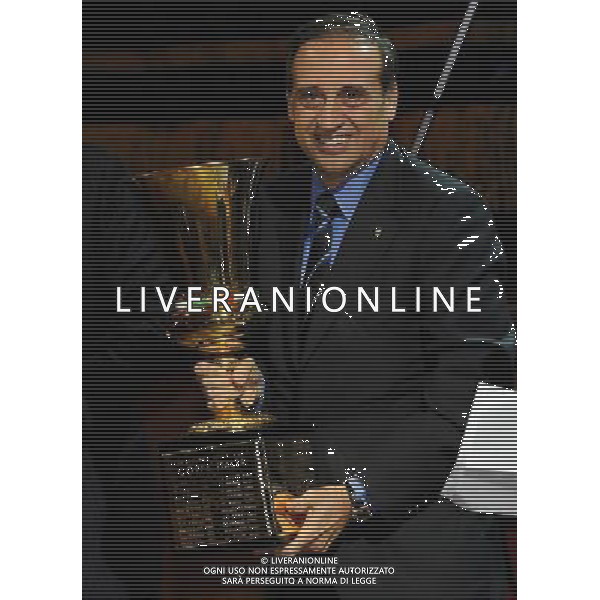 Assemblea Ordinaria Lega Calcio Serie A Desenzano del Garda (Brescia) - 19.12.2011 Nella Foto:paolillo con la coppa italia /Ph.Vitez-Ag. Aldo Liverani