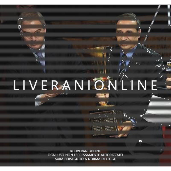 Assemblea Ordinaria Lega Calcio Serie A Desenzano del Garda (Brescia) - 19.12.2011 Nella Foto:paolillo con la coppa italia /Ph.Vitez-Ag. Aldo Liverani