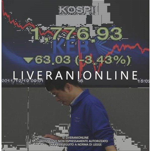 (111219) -- SEOUL, Dec. 19, 2011 () -- A trader works at the Korea Exchange Bank headquarters in Seoul, South Korea, on Dec. 19, 2011. The benchmark Korea Composite Stock Price Index (KOSPI) closed at 1,776.93 on Monday, down 3.43 percent from Friday\'s close. (/Park Jin Hee) (zcc) ©PHOTOSHOT/AG ALDO LIVERANI - ITALY ONLY -