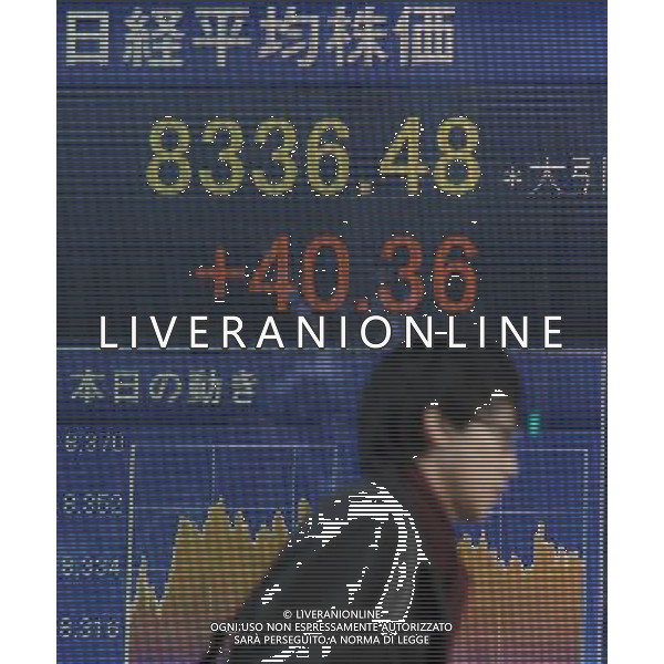 (111220) -- TOKYO, Dec. 20, 2011 () -- A pedestrian walks past an electronic screen of stock index in Tokyo, Japan, Dec. 20, 2011. The 225-issue Nikkei Stock Average ended up 40.36 points or 0.49 percent at 8,336.48 on Tuesday. (/Kenichiro Seki) (srb) ©photoshot/Agenzia Aldo Liverani Sas - ITALY ONLY - Tabellone elettronico dell\'indice della borsa di Tokyo, in Giappone, 20 Dicembre 2011.