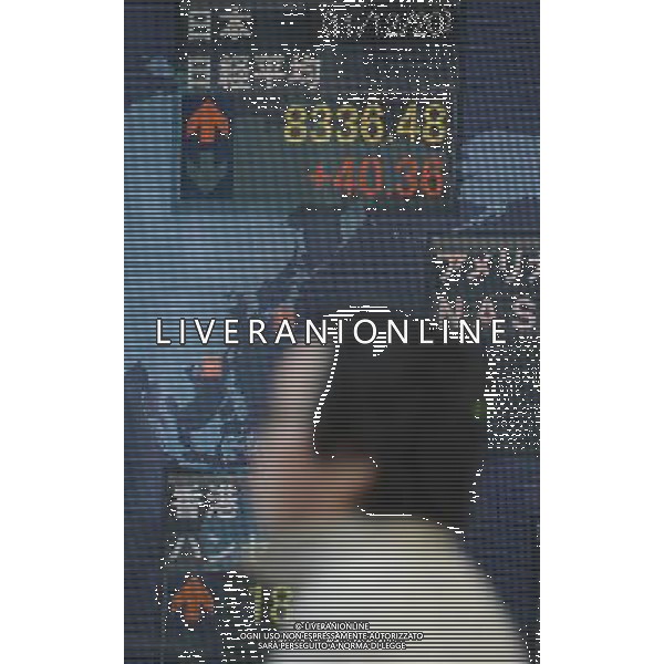 (111220) -- TOKYO, Dec. 20, 2011 () -- A pedestrian walks past an electronic screen of stock index in Tokyo, Japan, Dec. 20, 2011. The 225-issue Nikkei Stock Average ended up 40.36 points or 0.49 percent at 8,336.48 on Tuesday. (/Kenichiro Seki) (srb) ©photoshot/Agenzia Aldo Liverani Sas - ITALY ONLY - Tabellone elettronico dell\'indice della borsa di Tokyo, in Giappone, 20 Dicembre 2011.