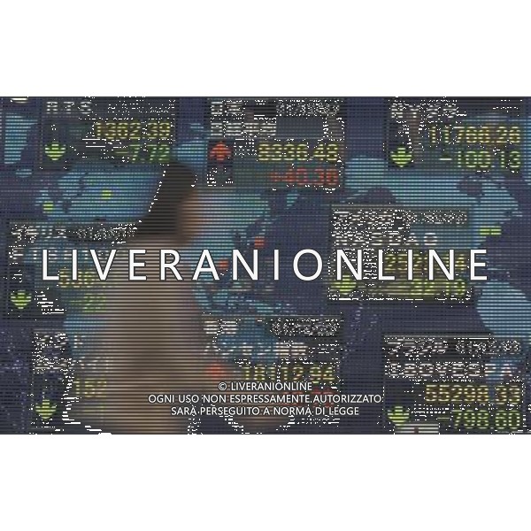 (111220) -- TOKYO, Dec. 20, 2011 () -- A pedestrian walks past an electronic screen of stock index in Tokyo, Japan, Dec. 20, 2011. The 225-issue Nikkei Stock Average ended up 40.36 points or 0.49 percent at 8,336.48 on Tuesday. (/Kenichiro Seki) (srb) ©photoshot/Agenzia Aldo Liverani Sas - ITALY ONLY - Tabellone elettronico dell\'indice della borsa di Tokyo, in Giappone, 20 Dicembre 2011.