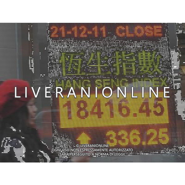 (111221) -- HONG KONG, Dec. 21, 2011 () -- A pedestrian walks past an electrical board showing the Hang Seng Index in Hong Kong, south China, Dec. 21, 2011. Hong Kong stocks rose 1.86 percent on Wednesday as the Europe and U.S. stock market surged. (/Wong Pun Keung) (lfj) ©PHOTOSHOT/ALDO LIVERANI SAS - ITALY ONLY