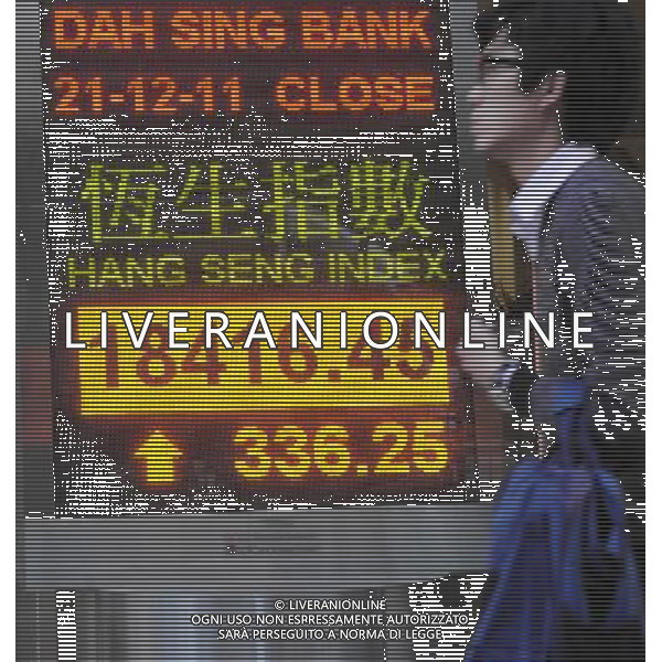 (111221) -- HONG KONG, Dec. 21, 2011 () -- A pedestrian walks past an electrical board showing the Hang Seng Index in Hong Kong, south China, Dec. 21, 2011. Hong Kong stocks rose 1.86 percent on Wednesday as the Europe and U.S. stock market surged. (/Wong Pun Keung) (lfj) ©PHOTOSHOT/ALDO LIVERANI SAS - ITALY ONLY
