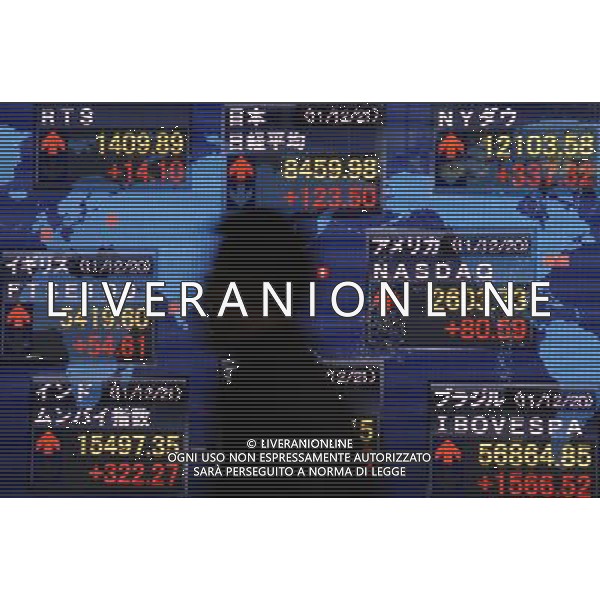 (111221) -- TOKYO, Dec. 21, 2011 () -- A pedestrian walks past an electronic information screen of share price in Tokyo, Japan, on Dec. 21, 2011. Tokyo stocks closed sharply higher Wednesday with the key Nikkei index surging 1.48 percent on eased worries about the Eurozone debt crisis and upbeat U.S. economic data. HONG KONG, 21 dicembre 2011 () - Un pedone passa davanti un quadro elettrico che mostra l\'indice Hang Seng di Hong Kong, Cina del sud, 21 dicembre 2011. Hong Kong è salito scorte 1,86 per cento il Mercoledì, come l\'Europa e il mercato azionario americano è salito. (/ Wong Pun Keung) (LBJ) © Photoshot / ALDO LIVERANI SAS - ITALY ONLY