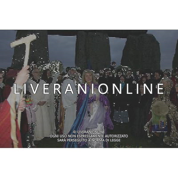 Winter Solstice celebrations with Pagans, Druids \' revellers at Stonehenge Historic site Amesbury Wiltshire England ©photoshot/Agenzia Aldo Liverani Sas - ITALY ONLY - Celebrazioni del Solstizio d\'inverno con i partecipanti in veste di Pagani, Druidi e festaioli al sito storico Amesbury Stonehenge Wiltshire in Inghilterra