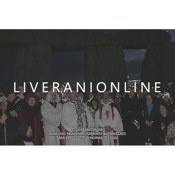 Winter Solstice celebrations with Pagans, Druids \' revellers at Stonehenge Historic site Amesbury Wiltshire England ©photoshot/Agenzia Aldo Liverani Sas - ITALY ONLY - Celebrazioni del Solstizio d\'inverno con i partecipanti in veste di Pagani, Druidi e festaioli al sito storico Amesbury Stonehenge Wiltshire in Inghilterra